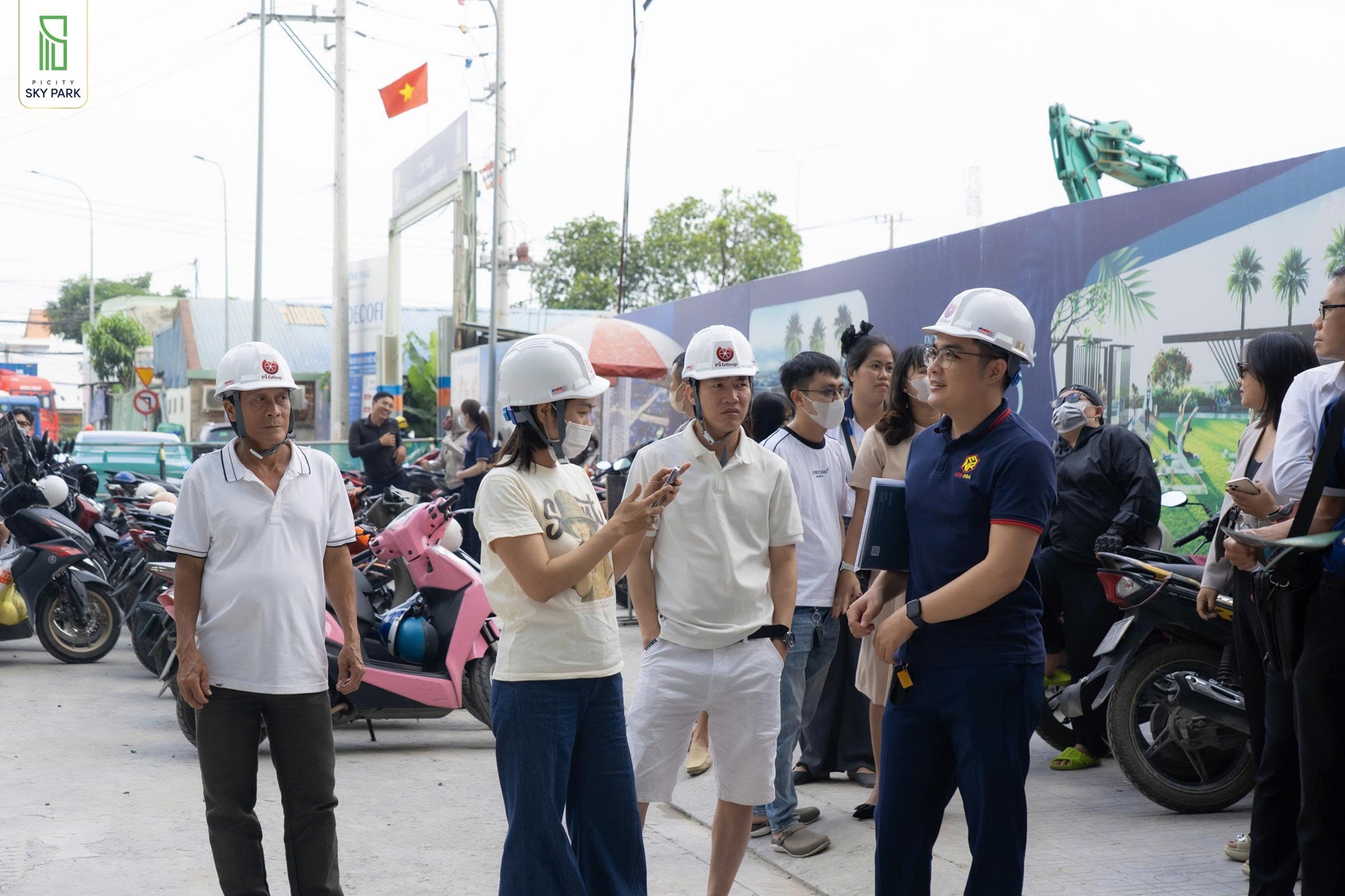 Tham quan căn hộ thực tế Picity Sky Park 3 Khach hang tham quan can ho thuc te Picity Sky Park Di An